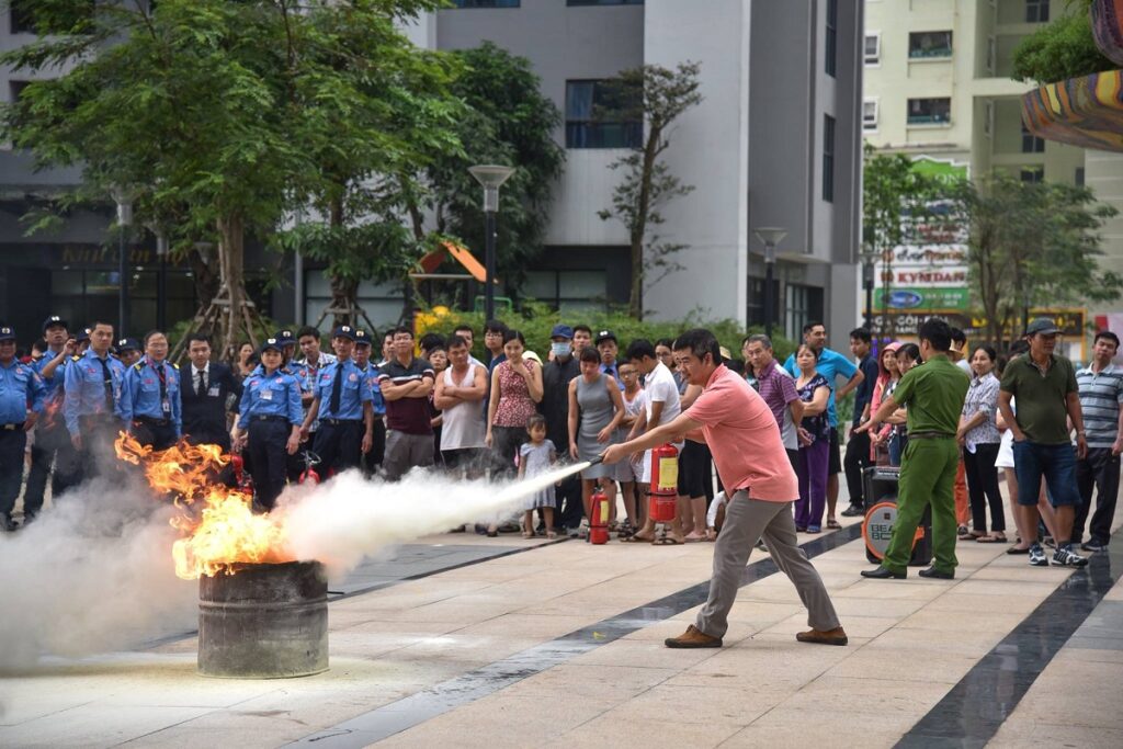 Tổ chức buổi huấn luyện về sử dụng bình cứu hỏa.