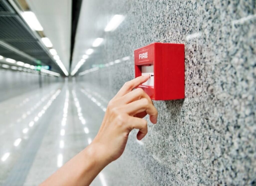 Nút nhấn khẩn cấp là thiết bị đơn giản nhưng cực kỳ quan trọng Nút nhấn khẩn cấp là thiết bị đơn giản nhưng cực kỳ quan trọng