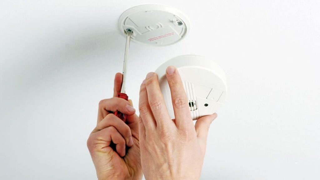 Thay pin đúng lúc là việc cần làm, thiết bị báo cháy dùng pin dễ hết theo thời gian