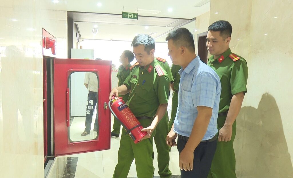 Để đảm bảo bình cứu hỏa hoạt động tốt, cần kiểm tra niêm phong và vòi phun Để đảm bảo bình cứu hỏa hoạt động tốt, cần kiểm tra niêm phong và vòi phun