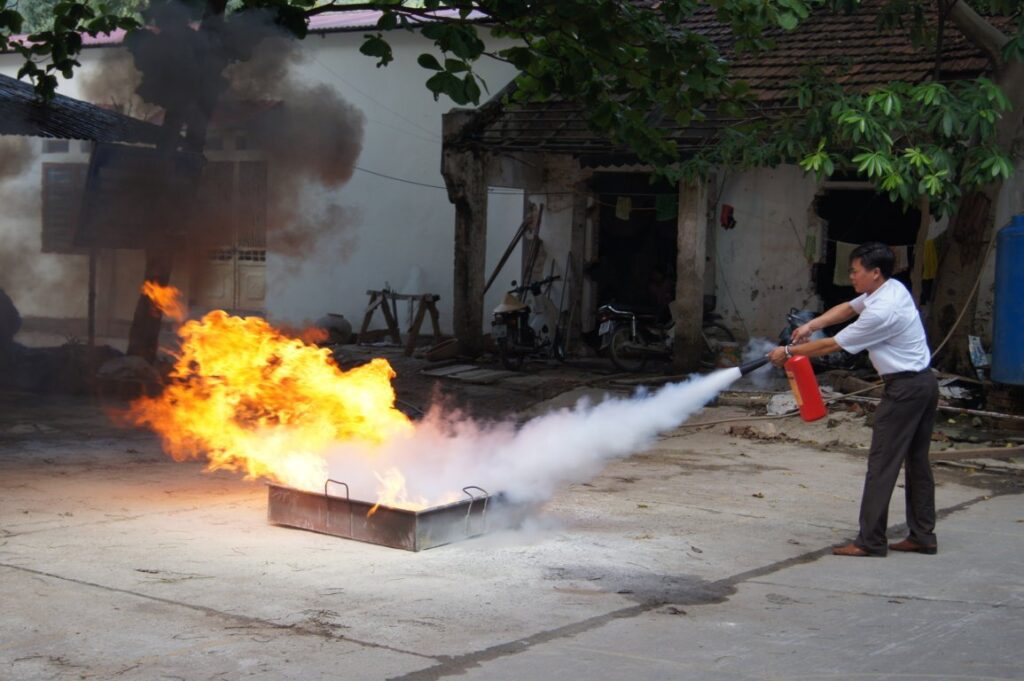 Trước khi sử dụng bình cứu hỏa, người dùng cần kéo chốt khóa niêm phong đúng cách Trước khi sử dụng bình cứu hỏa, người dùng cần kéo chốt khóa niêm phong đúng cách