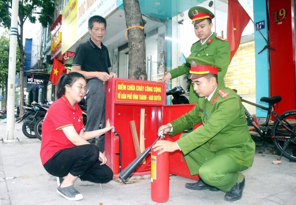 Việc lau sạch bụi bẩn giúp bình cứu hỏa duy trì tình trạng hoạt động ổn định Việc lau sạch bụi bẩn giúp bình cứu hỏa duy trì tình trạng hoạt động ổn định
