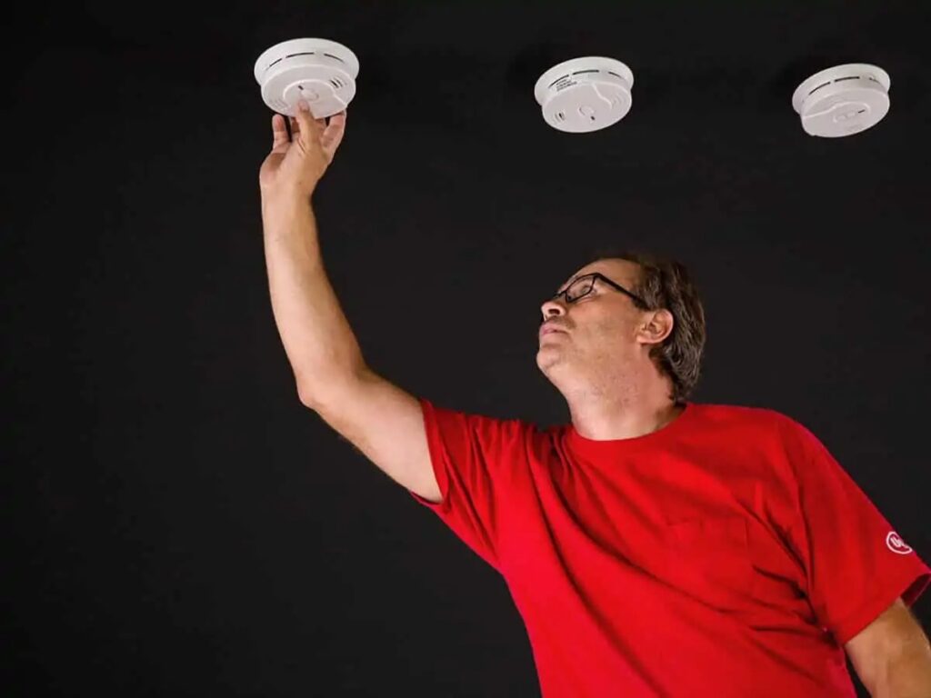 Việc gắn thiết bị phải đúng vị trí đã chọn để đảm bảo hiệu quả phát hiện và cảnh báo cháy. Việc gắn thiết bị phải đúng vị trí đã chọn để đảm bảo hiệu quả phát hiện và cảnh báo cháy.